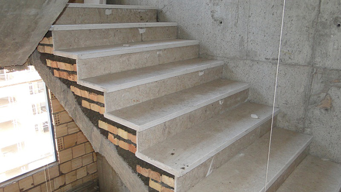 سنگ ساختمانی مناسب در کف ساختمان و پلکان